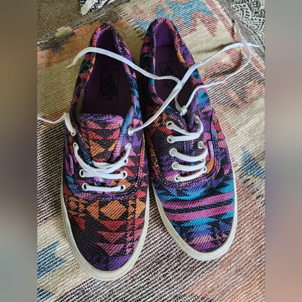 Unisex tribal Aztec laceup skate Vans